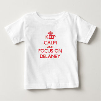 T-shirt Pour Bébé Gardez le calme et le foyer sur Delaney