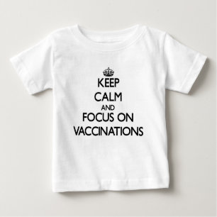 T-shirt Pour Bébé Gardez le calme et le foyer sur des vaccinations