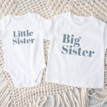 T-shirt Pour Bébé Grande soeur | Dusty Blue Matching Famille de frèr<br><div class="desc">Vêtements imprimés sur mesure personnalisés avec graphique "Big Sister" en police moderne tendance. Parfait pour une photo de grossesse ou un cadeau pour les frères et soeurs plus âgés quand le nouveau bébé arrive! Utilisez les outils de conception pour modifier les couleurs ou ajouter votre propre texte et photos pour...</div>