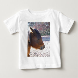 T-shirt Pour Bébé Gros plan sur un cheval brun, petit poney brun