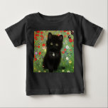 T-shirt Pour Bébé Gustav Klimt Kitten<br><div class="desc">T-shirt bébé avec un chaton Gustav Klimt ! Ce chaton noir porte un collier d'argent et s'assoit dans un champ de fleurs rouges,  bleues,  blanches et jaunes. Un cadeau merveilleux pour les amateurs d'art amoureux des chats et autrichiens !</div>