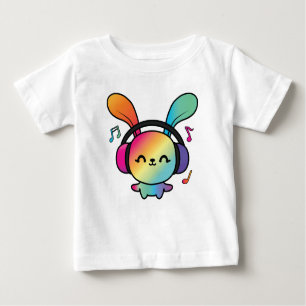 T-shirt Pour Bébé Happy Bunny avec écouteurs écoutant de la musique.