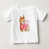 T-shirt Pour Bébé Happy Squirrel With Pink Sweater Hold A Heart (Devant)