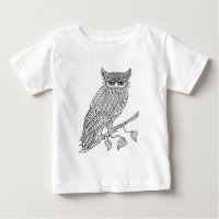 Hibou magique inspiré se reposant sur la branche