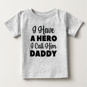 T-shirt Pour Bébé J'Ai Un Héros Que Je L'Appelle Papa