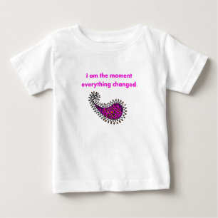 T-shirt Pour Bébé Je suis le rose Paisley de moment