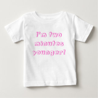 T-shirt Pour Bébé Jeune fille jumelle...J'ai deux minutes de moins !