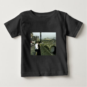 T-shirt Pour Bébé jGibney de l'Angleterre 1986 snap11240a de Bath Le