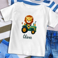 Joli lionceau sur un charmant tracteur vert