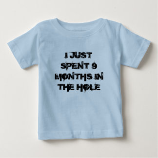 T-shirt Pour Bébé Juste 9 mois épuisés dans la chemise de trou