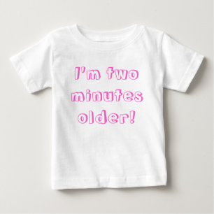 T-shirt Pour Bébé La plus vieille fille jumelle...J'ai deux minutes
