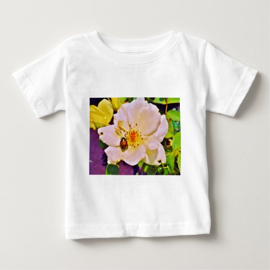 T-shirt Pour Bébé Le scarabée japonais sur la rose blanche (Devant)