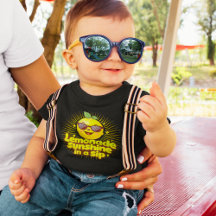 Léonade Soleil Jouant Dans Un Sip Baby Citron Tee