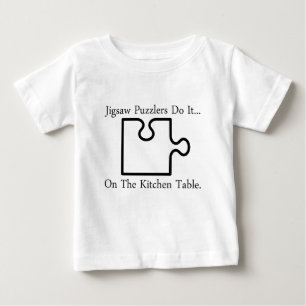 T-shirt Pour Bébé Les amateurs de puzzles font ça... Sur la table de
