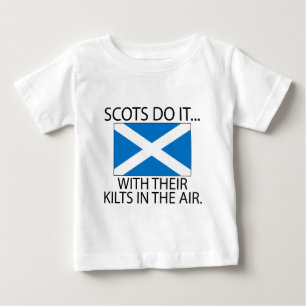T-shirt Pour Bébé Les Écossais le font... avec leurs kilts en l'air