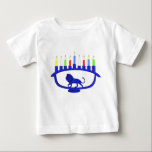 T-shirt Pour Bébé Lion bleu Menorah<br><div class="desc">Doté d'une menorah Chanukkah sur le thème du lion avec les huit bougies et le shamash brûler. Chanukkah est le "Festival des lumières" du milieu de l'hiver.</div>