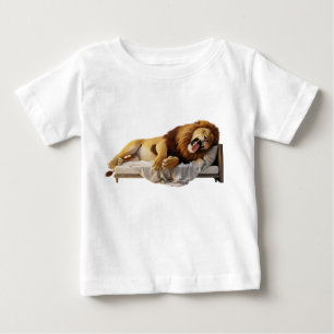 T-shirt Pour Bébé Lion mâle endormi bâillant tout en se reposant dan
