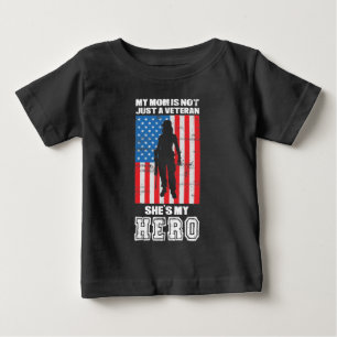T-shirt Pour Bébé Ma mère n'est pas seulement un vétéran, elle est m