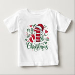 T-shirt Pour Bébé Ma première typographie de Noël mignonne Santa Hat<br><div class="desc">Ma première typographie de Noël mignonne Santa Hat Baby Girl Baby Baby T-shirt contient le texte "My 1st Christmas" dans la typographie de script moderne accentué avec un chapeau de Père Noël, des empreintes saintes et des empreintes de bébé. Un cadeau de Noël parfait pour une petite fille ou un...</div>