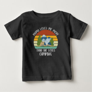 T-shirt Pour Bébé Maman m'aime plus qu'elle n'aime le camping