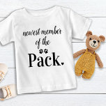 T-shirt Pour Bébé Membre Le Plus Récent De L'Amoureux des chiens Pet<br><div class="desc">Dernier Membre Du Pack ! Ajoutez votre meilleur chien et votre nouveau chien de garde dans la maison accueillante de votre nouveau bébé avec ces vêtements de bébé mignons. "Nouveau Membre du Pack" avec empreintes de pattes et coeurs. Ce costume amoureux des chiens pour bébé sera un favori! DROIT D'AUTEUR...</div>