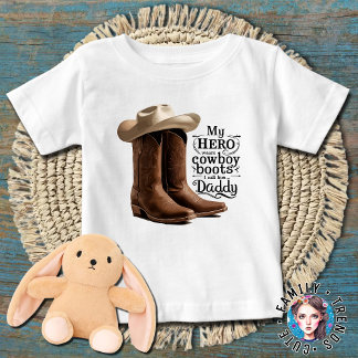 T-shirt Pour Bébé Mon héros porte des bottes de cowboy, je l'appelle