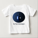 T-shirt Pour Bébé Mon premier Chanukkah brillant Dreidel bleu<br><div class="desc">Un rêve moderniste bleu métallique contre un arrière - plan sombre et nocturne. Deux des lettres hébraïques trouvées sur un dreidel,  une nonne et un shin,  brillent brillamment. Le texte personnalisable "My First Chanukkah" apparaît également. Chanukkah est le "Festival des lumières" du milieu de l'hiver.</div>