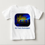 T-shirt Pour Bébé Mon premier Chanukkah laque Lion Menorah<br><div class="desc">Reproduction numérique 3D d'un menorah en laiton,  sur le thème du lion,  fabriqué en Israël vers 1950,  sur un arrière - plan fractal bleu. Montré avec des bougies éclairées. Le texte "My First Chanukkah" apparaît également.</div>