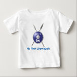T-shirt Pour Bébé Mon premier Chanukkah Maccabee<br><div class="desc">Représentation d'un bouclier de Maccabee et de deux lances. Le bouclier est orné d'un lion et d'un texte lisant "Yisrael" (Israël) dans l'alphabet paléo-hébreu. Le texte personnalisable "My First Chanukkah" apparaît également. Les Maccabées étaient des rebelles juifs qui ont libéré la Judée du joug de l'Empire seleucide. Chanukkah n'est pas...</div>