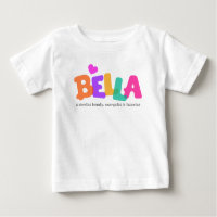 Nom de Bella signifiant filles lettres bulles vête