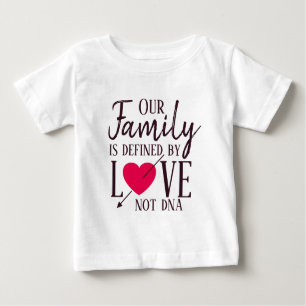 T-shirt Pour Bébé Notre famille n'est définie par adoption d'ADN