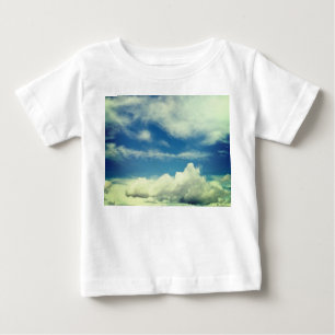 T-shirt Pour Bébé Nuages blancs, sur un ciel bleu