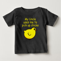 Oncle hilare drôle et poussin mignon