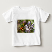 Papillon orange sur les vêtements et les cadeaux d