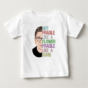 T-shirt Pour Bébé Pas fragile comme une fleur fragile comme une bomb
