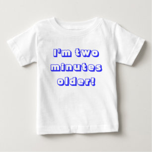 T-shirt Pour Bébé Plus âgé, mon fils jumeau... J'ai deux minutes de 