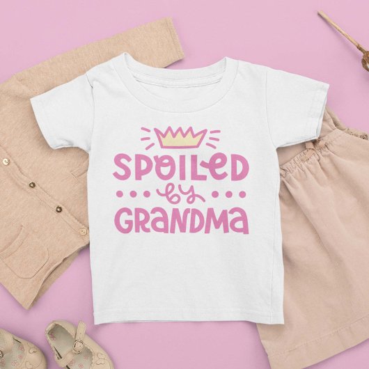 T-shirt Pour Bébé Porté Par Grand-Mère