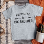 T-shirt Pour Bébé Promu à Big Brother Matching Sibling<br><div class="desc">Vêtements imprimés personnalisés avec graphisme "Promoted to Big Brother" dans des polices modernes et tendance avec un design boho flèche. Parfait pour une photo de grossesse ou un cadeau pour les frères et soeurs plus âgés quand le nouveau bébé arrive! Utilisez les outils de conception pour modifier les couleurs ou...</div>