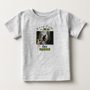 T-shirt Pour Bébé Restez calme et recherchez Bigfoot meilleur bigfoo