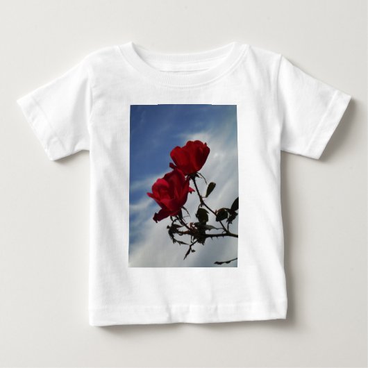 T-shirt Pour Bébé Roses rouges contre un ciel bleu vif (Devant)