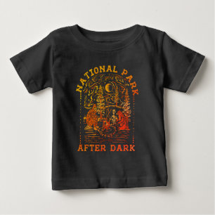 T-shirt Pour Bébé Scène de feu de camp rétro avec Bigfoot, alien et