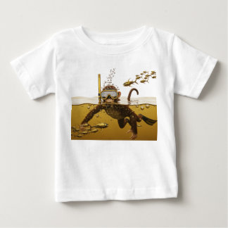T-shirt Pour Bébé Singe qui fait de la plongée en apnée avec un pois
