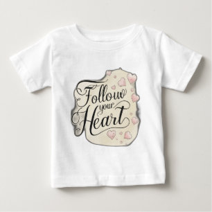 T-shirt Pour Bébé "Suivez votre coeur" en script fluide, couplé avec