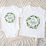 T-shirt Pour Bébé Sweet Greenery Floral Grand Nom de la soeur Monogr<br><div class="desc">Des t-shirts jumeaux personnalisés et adorables, personnalisés avec le nom de votre fille. Ce design mignon et élégant a une couronne d'aquarelle de verdure et de fleurs avec le texte Big Sister dans la police de script aqua. Ajoutez le nom de votre fille ci-dessous ou utilisez les outils de conception...</div>