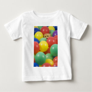 T-shirt Pour Bébé Ted submergé dans la piscine à boules encore!