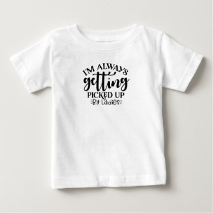 T-shirt Pour Bébé Toujours dragué par les dames, ce bébé garçon