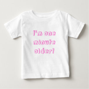 T-shirt Pour Bébé Twin Girl J'ai une minute de plus !