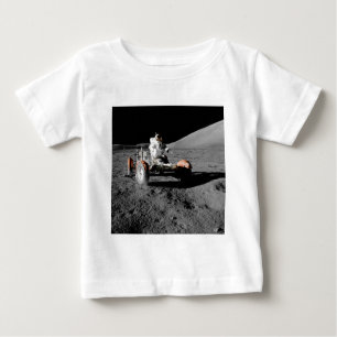 T-shirt Pour Bébé Un astronaute sur la route de la lune pendant la m