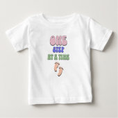 T-shirt Pour Bébé Une étape à la fois (Devant)