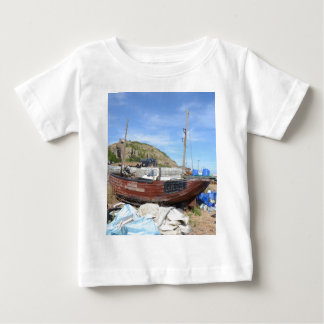 T-shirt Pour Bébé Vieux bateau de pêche sur la plage